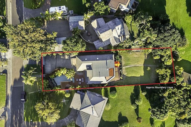 Photo of property in 10 The Crescent, Tindalls Beach, Whangaparaoa, 0930