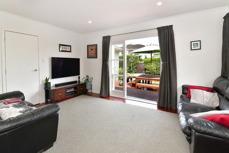 Photo of property in 1/5 September Place, Forrest Hill, Auckland, 0620