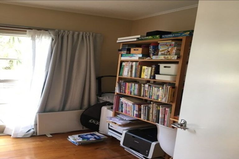 Photo of property in 8 Thuja Street, Green Bay, Auckland, 0604