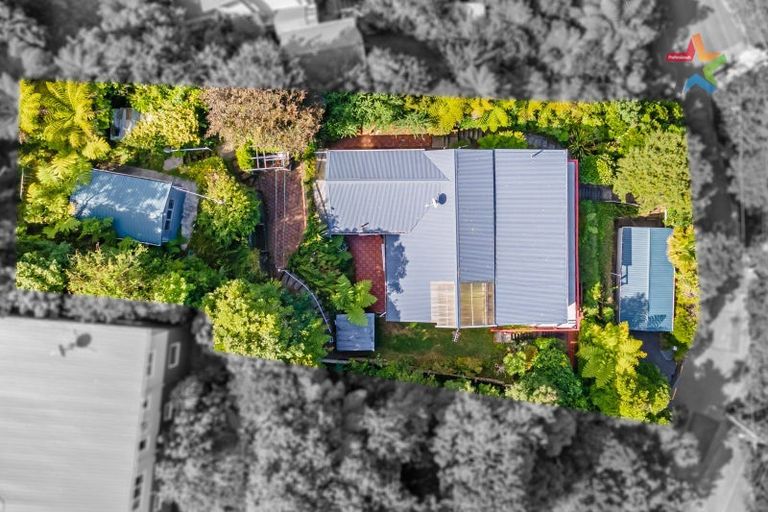 Photo of property in 32 Waitohu Road, York Bay, Lower Hutt, 5013