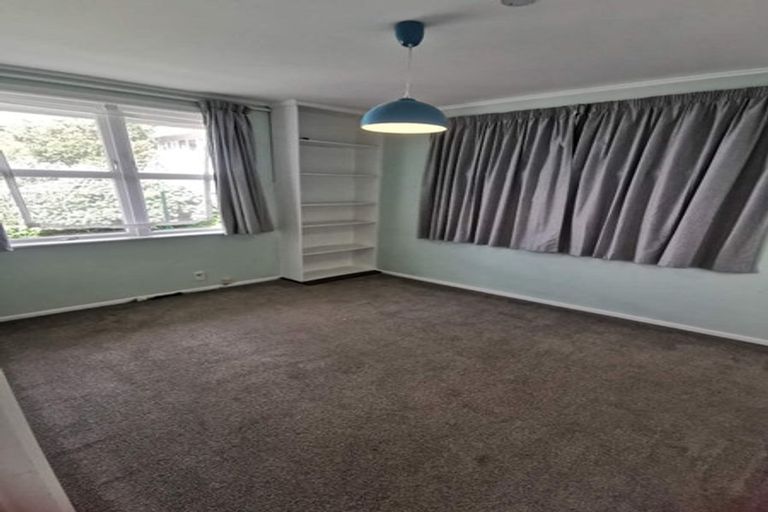 Photo of property in 1a Saulbrey Grove, Woburn, Lower Hutt, 5010