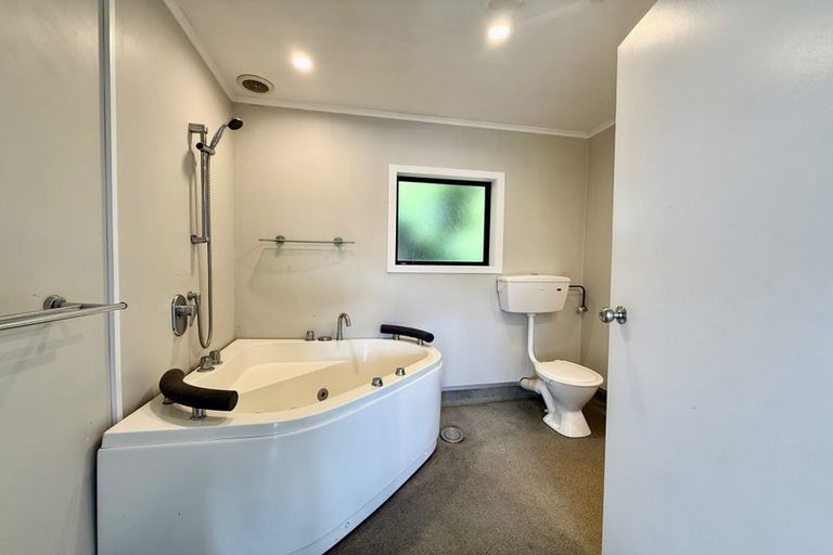 Photo of property in 112 Whangaparaoa Road, Red Beach, 0932