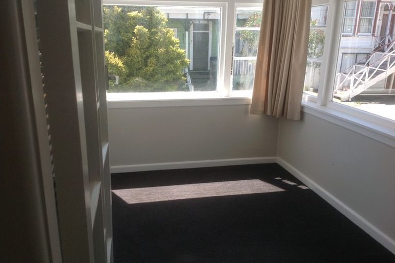 Photo of property in 6 Rixon Grove, Mount Victoria, Wellington, 6011