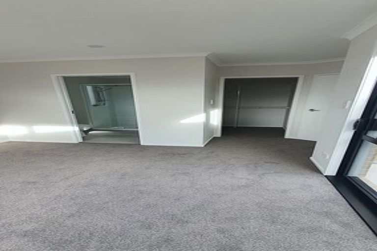 Photo of property in 33 Red Hills Road, Massey, Auckland, 0614