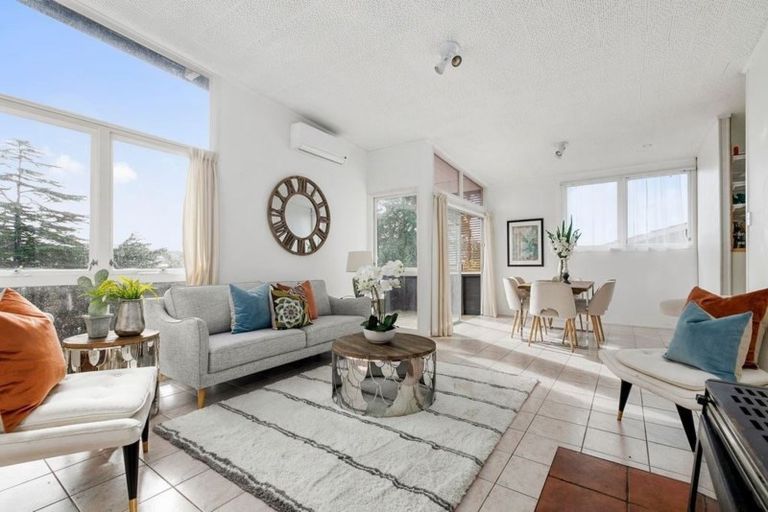 Photo of property in 12 Nor'east Drive, Northcross, Auckland, 0632