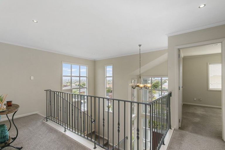 Photo of property in 1 Kingsgate Place, Dannemora, Auckland, 2016