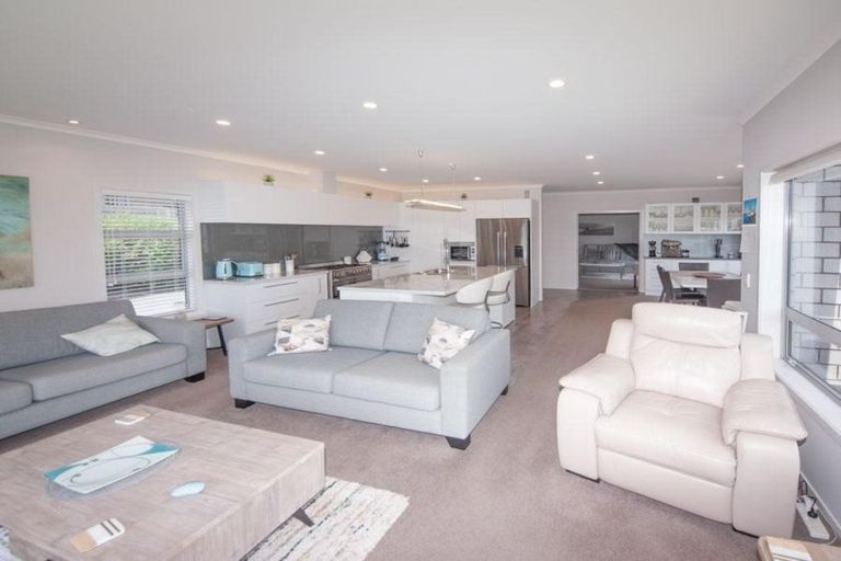 Photo of property in 20 The Fjord, Aotea, Porirua, 5024