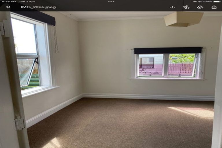 Photo of property in 560a Queen Street East, Levin, 5510