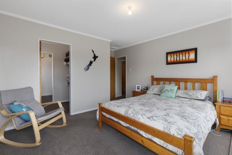 Photo of property in 26 Castle Crescent, Stokes Valley, Lower Hutt, 5019
