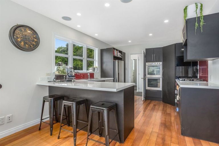 Photo of property in 23 Paekakariki Hill Road, Pauatahanui, Porirua, 5381