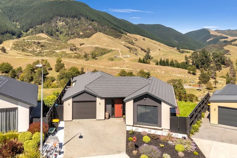 Photo of property in 39 Huntaway Close, Stoke, Nelson, 7011