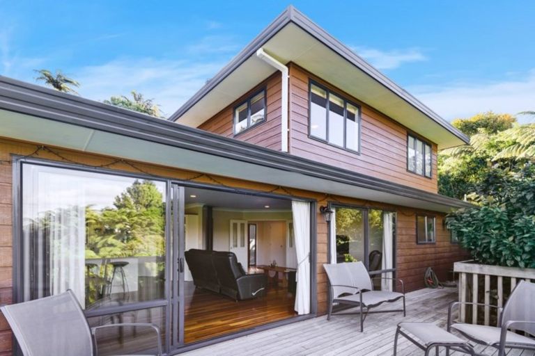 Photo of property in 6 Ridge Road, Lake Okareka, Rotorua, 3076