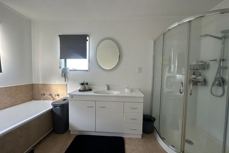 Photo of property in 1/41 Radiata Lane, Chatswood, Auckland, 0626