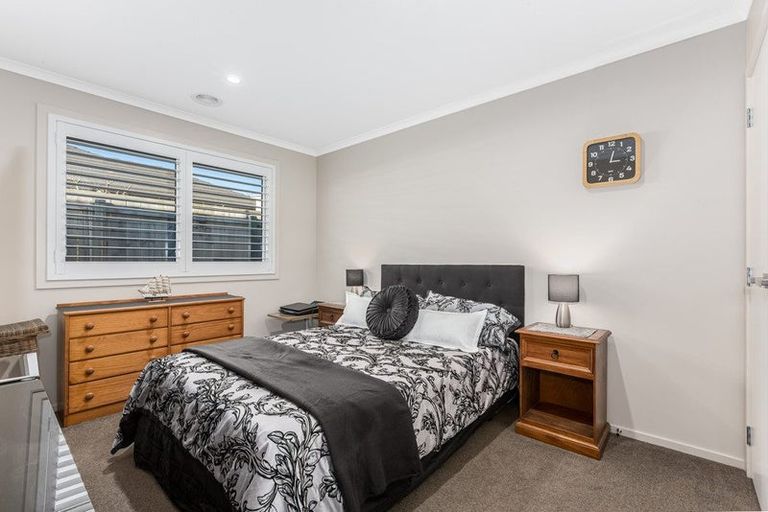 Photo of property in 86 Queen Charlotte Drive, Aotea, Porirua, 5024
