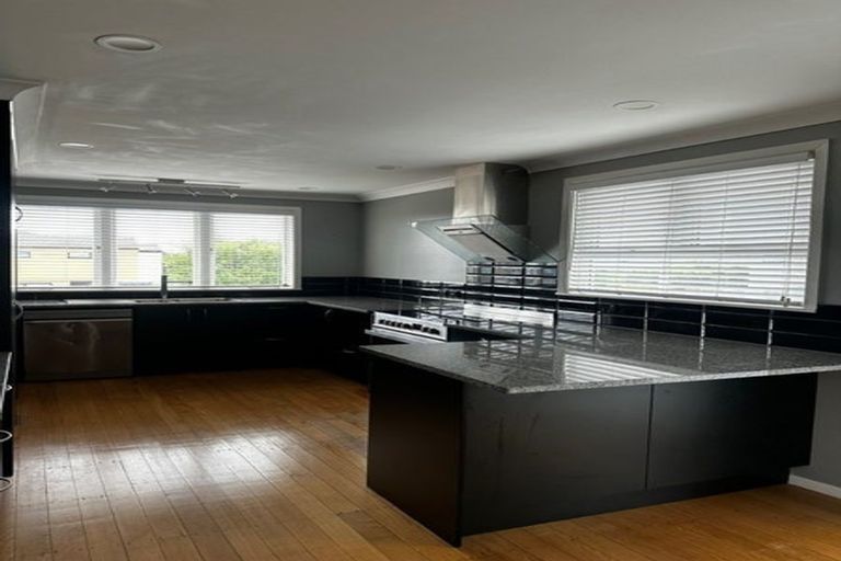 Photo of property in 100 Flanshaw Road, Te Atatu South, Auckland, 0610