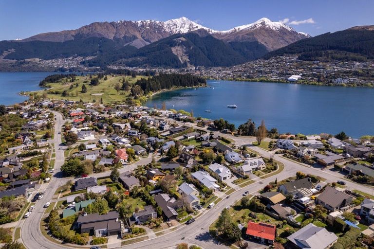 Photo of property in 5 Cedar Drive, Kelvin Heights, Queenstown, 9300
