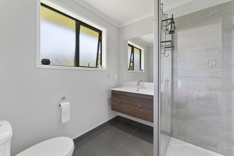 Photo of property in 24 Mahia Lane, Waikanae, 5036