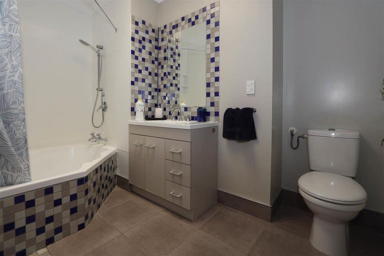 Photo of property in 2 Vista Place, Kawaha Point, Rotorua, 3010