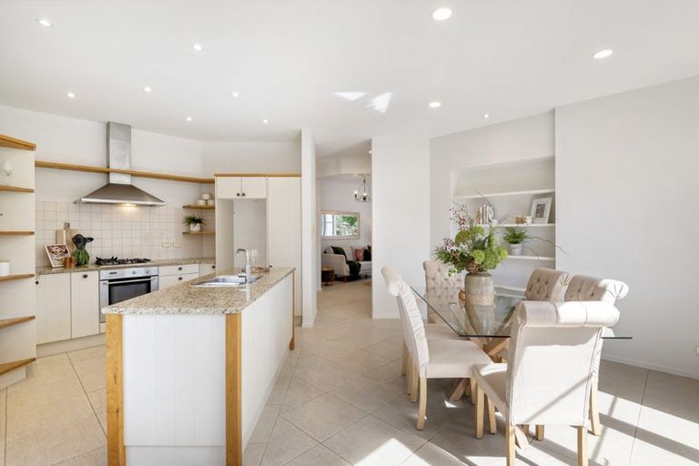 Photo of property in 1 Scarlet Oak Drive, Schnapper Rock, Auckland, 0632