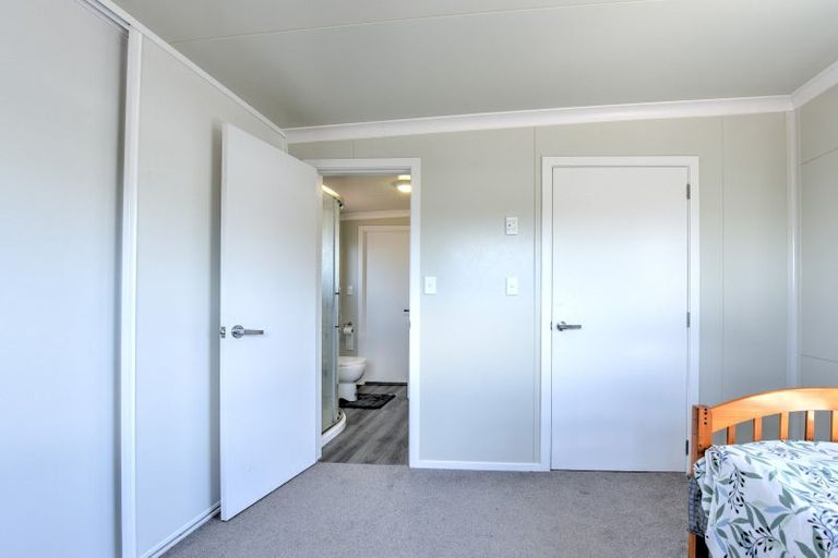 Photo of property in 2 Clifford Street, Clinton, 9534