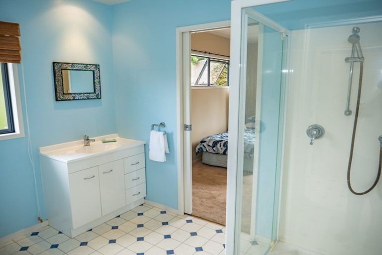 Photo of property in 44 Heretaunga Crescent, Cable Bay, 0420