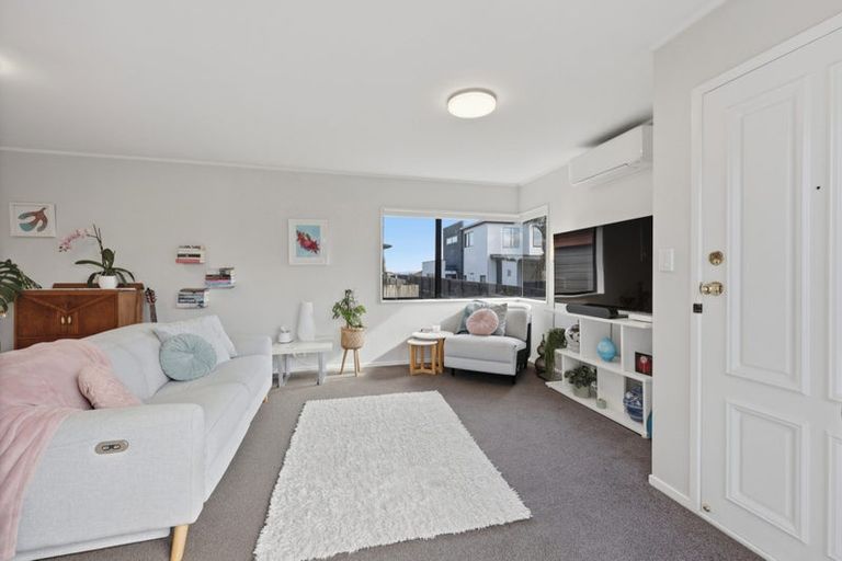 Photo of property in 2/102 Sandspit Road, Shelly Park, Auckland, 2014