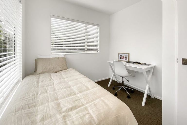 Photo of property in 2/49 Fields Parade, Oteha, Auckland, 0632