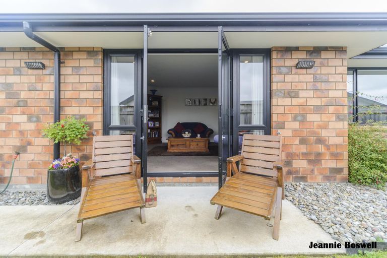 Photo of property in 35 Chestnut Close, Kelvin Grove, Palmerston North, 4414