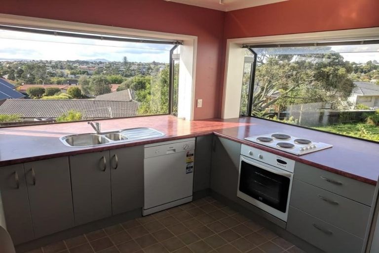 Photo of property in 4 Robin Lane, Browns Bay, Auckland, 0630