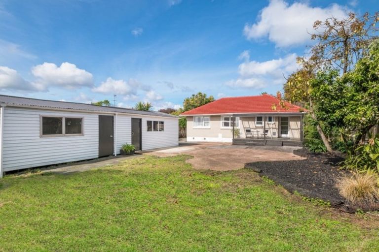 Photo of property in 6 Gill Avenue, Te Atatu Peninsula, Auckland, 0610