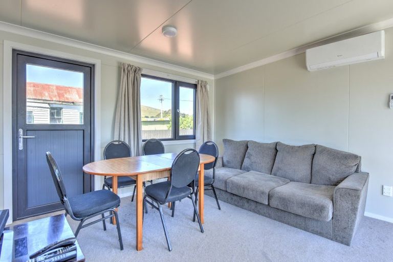 Photo of property in 2 Clifford Street, Clinton, 9534