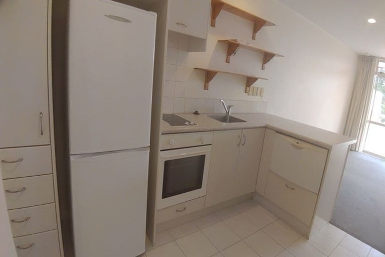 Photo of property in 2d/20 Ian Marwick Place, Birkenhead, Auckland, 0626