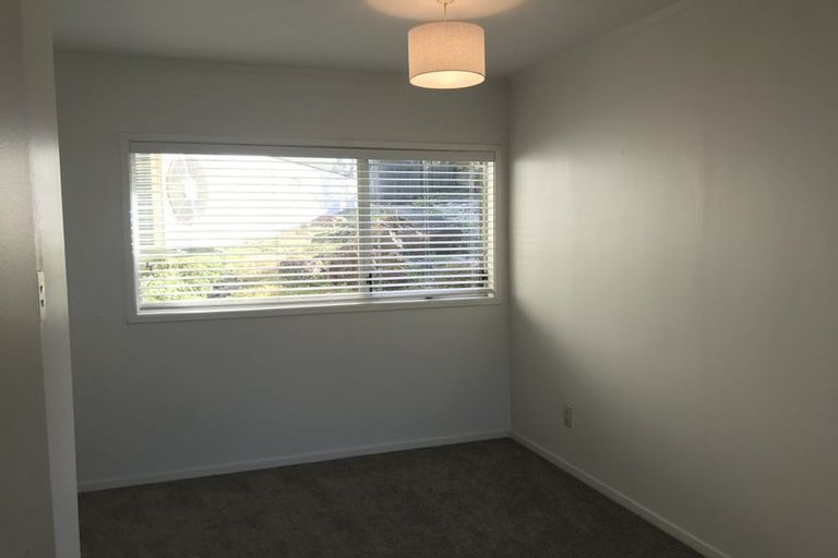 Photo of property in 27 Peter Terrace, Castor Bay, Auckland, 0620