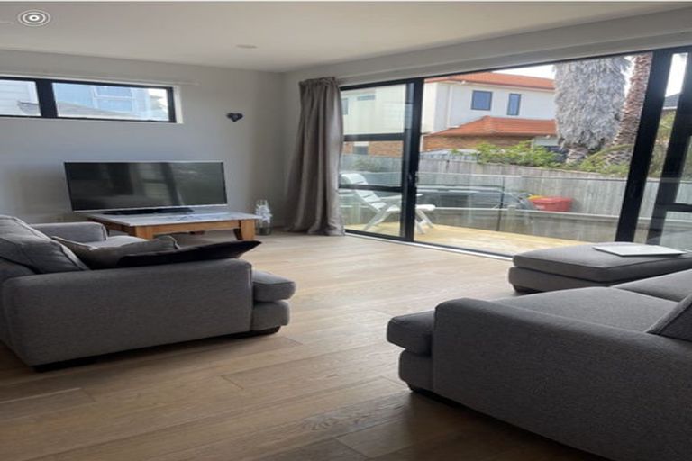 Photo of property in 25b Kiteroa Terrace, Rothesay Bay, Auckland, 0630