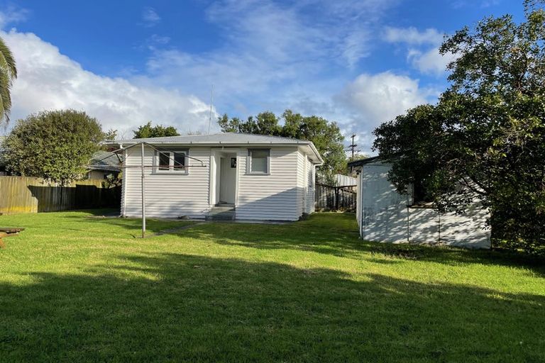 Photo of property in 3 Gloria Avenue, Te Atatu Peninsula, Auckland, 0610