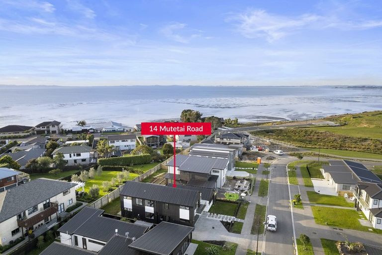 Photo of property in 14 Mutetai Road, Clarks Beach, 2122