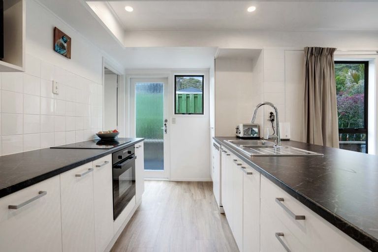 Photo of property in 2/5 Eugen Place, Bayview, Auckland, 0629