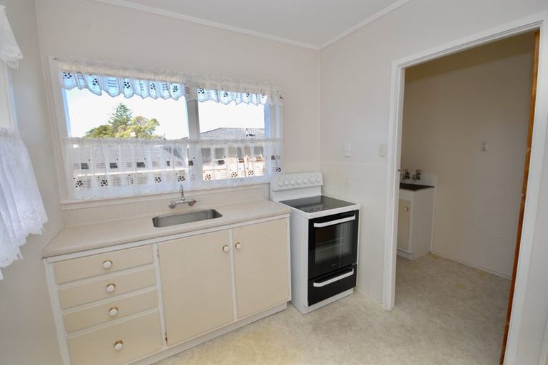 Photo of property in 2/321 Wairau Road, Totara Vale, Auckland, 0627