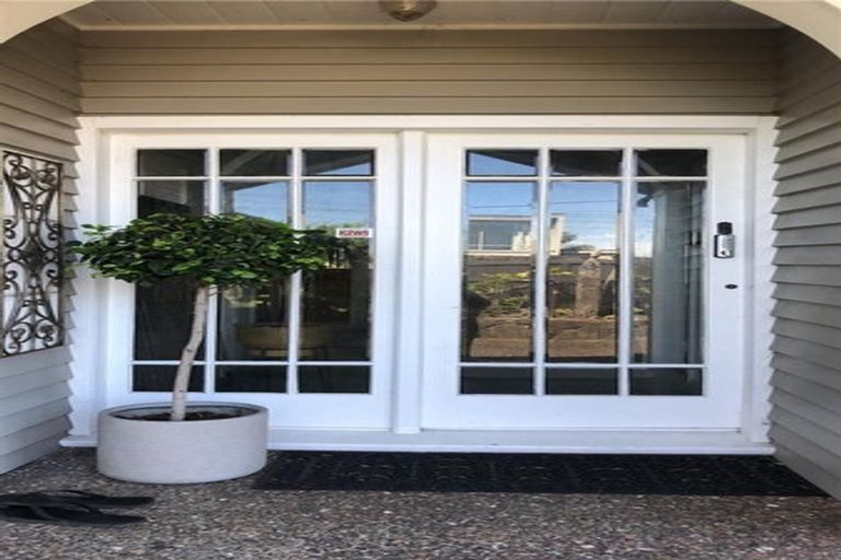 Photo of property in 77 Sylvan Avenue, Northcote, Auckland, 0627