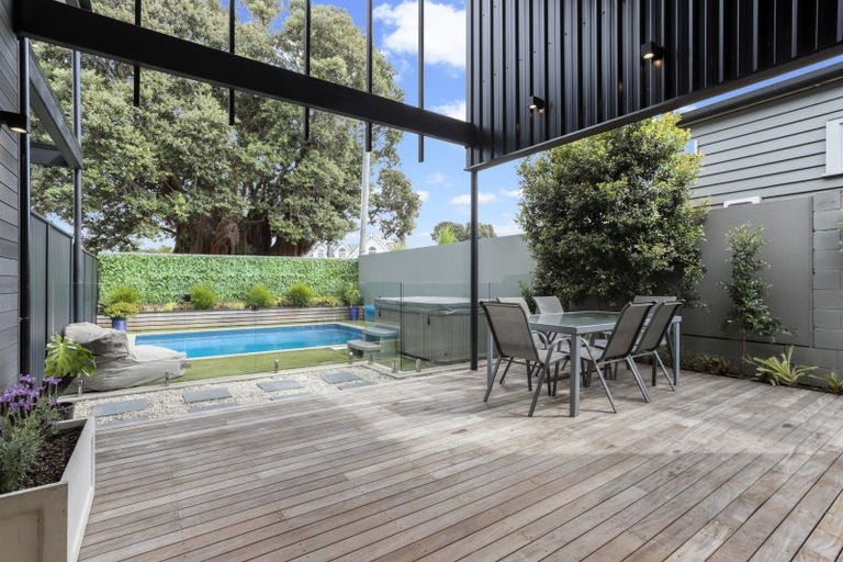 Photo of property in 25 Waimana Avenue, Northcote Point, Auckland, 0627