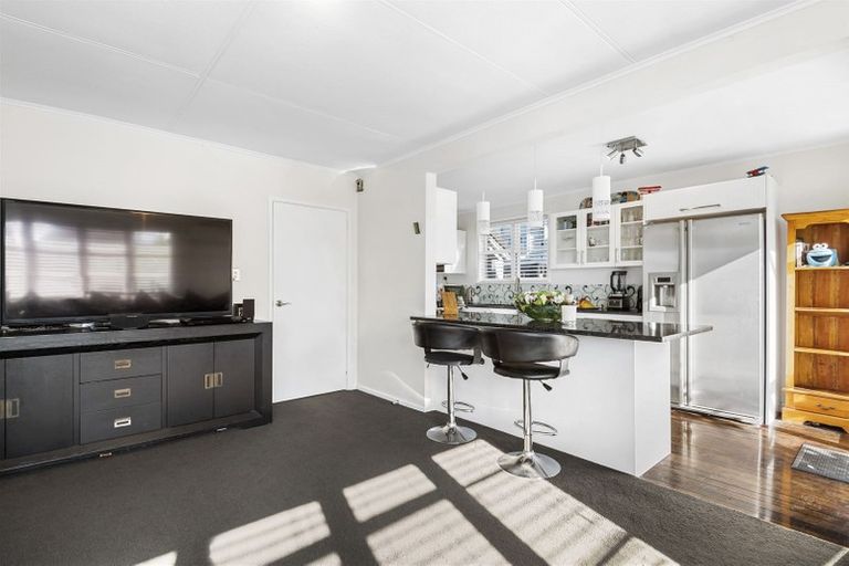 Photo of property in 83 Onewa Road, Northcote, Auckland, 0627