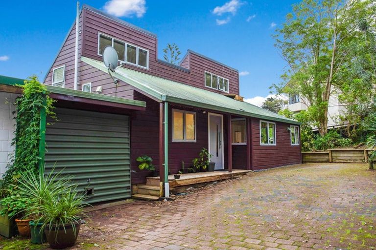 Photo of property in 2/11 Limmer Place, Browns Bay, Auckland, 0632