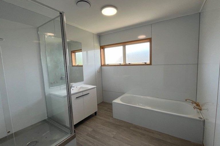 Photo of property in 24 Hurstbourn Priors, Goodwood Heights, Auckland, 2105