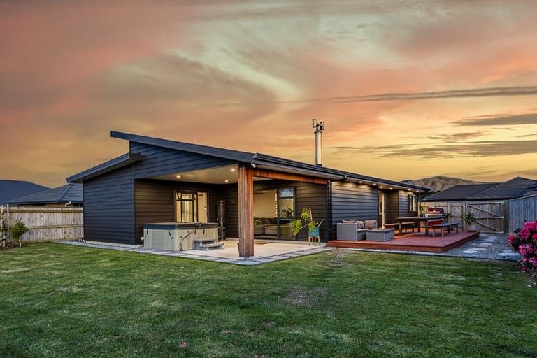 Photo of property in 10 Cyprus Place, Fitzherbert, Palmerston North, 4410