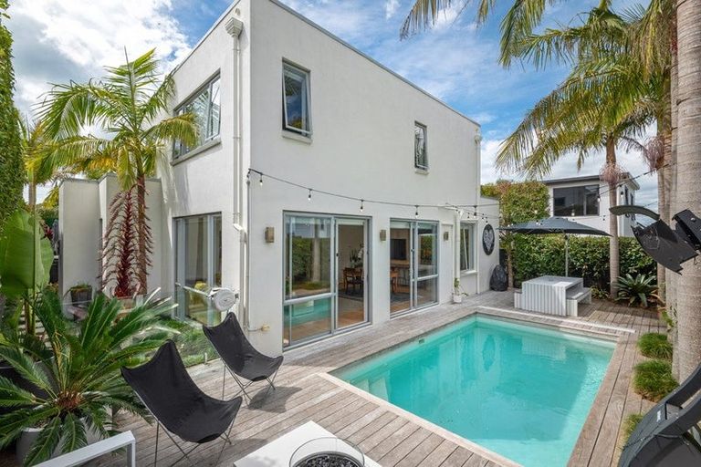 Photo of property in 15 Waitemata Road, Hauraki, Auckland, 0622