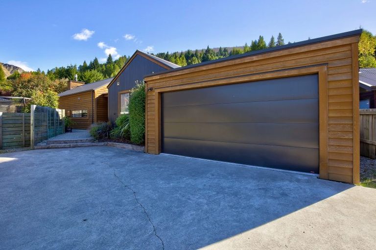 Photo of property in 16 Harrys Close, Arthurs Point, Queenstown, 9371