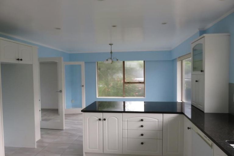 Photo of property in 102 Churton Drive, Churton Park, Wellington, 6037