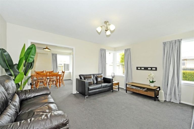 Photo of property in 37 Greendale Avenue, Avonhead, Christchurch, 8042