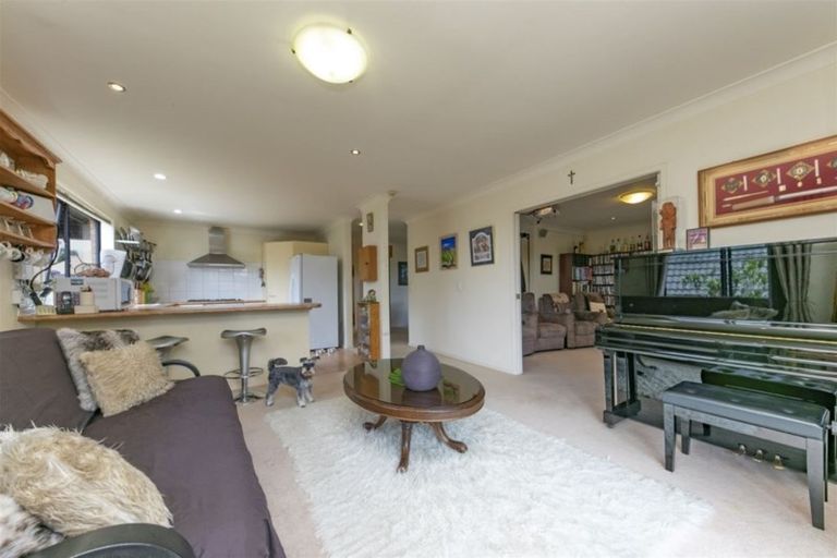 Photo of property in 2 Berkshire Terrace, Massey, Auckland, 0614