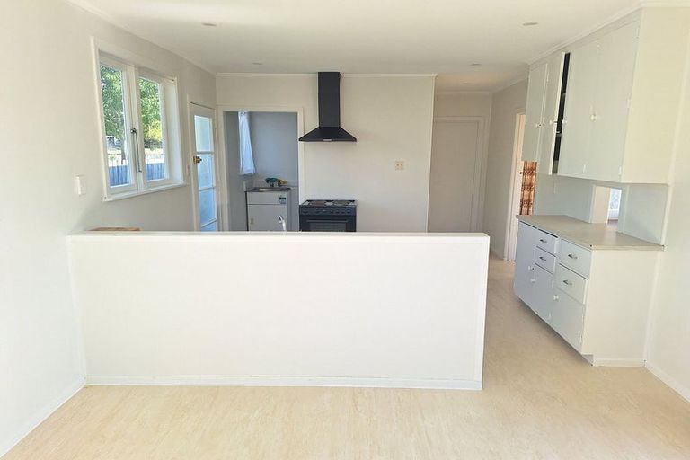 Photo of property in 6 Daphne Street, Kelston, Auckland, 0602